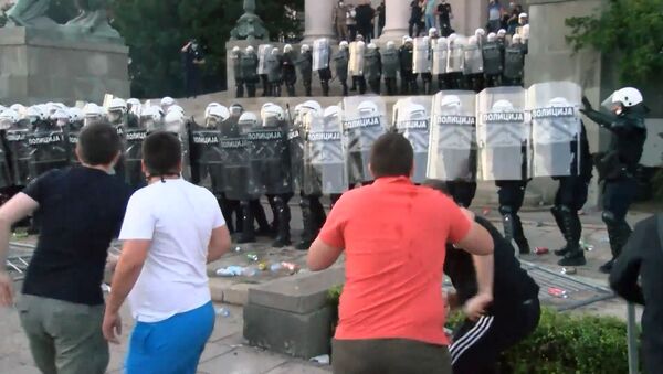 Gas lacrimógeno y disturbios cerca de la Asamblea Nacional serbia contra las medidas por el COVID-19 - Sputnik Mundo