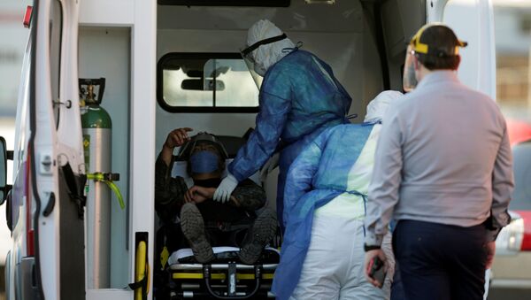 Un migrante siendo atendido en una ambulancia en México - Sputnik Mundo