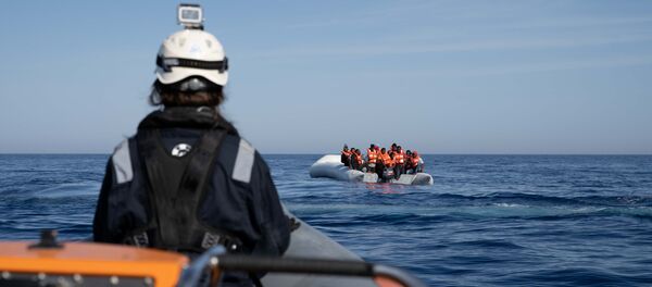 Una patera con migrantes en el Mediterráneo (imagen referencial) Una patera con migrantes en el Mediterráneo (imagen referencial) - Sputnik Mundo