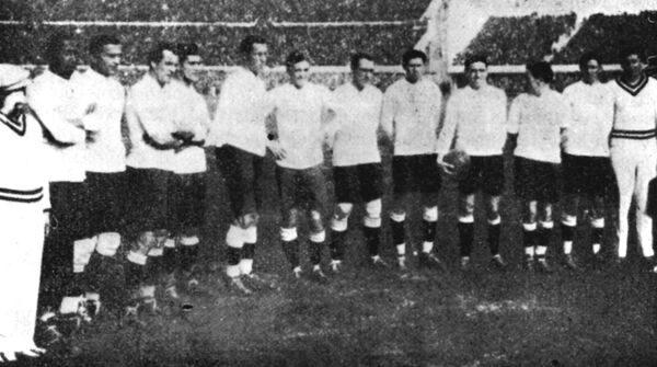 Equipo de Uruguay posa antes de jugar contra Argentina en la final de la Copa Mundial del Mundo en 1930 - Sputnik Mundo