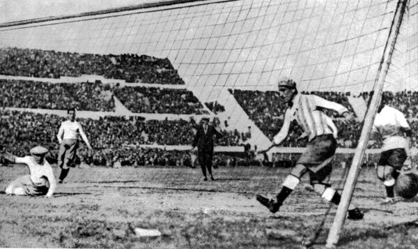 Primer gol de Uruguay frente a Argentina en la final de la Copa Mundial de Fútbol de 1930 - Sputnik Mundo