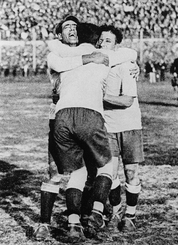 Uruguayos celebran el triunfo de la Copa Mundial de Fútbol de 1930 - Sputnik Mundo