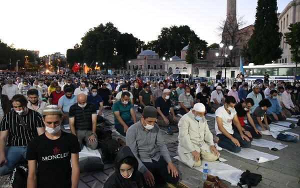 Los musulmanes rezan cerca de Santa Sofía - Sputnik Mundo