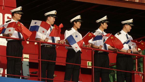 Marineros chinos con las banderas de Panamá y China - Sputnik Mundo