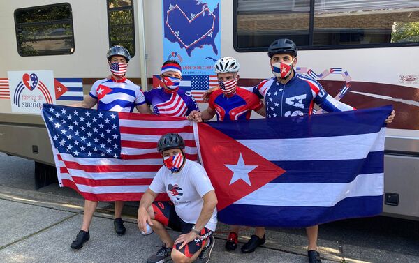 El profesor cubanoamericano Carlos Lazo junto a otros ciclistas de la fábrica de sueños - Sputnik Mundo