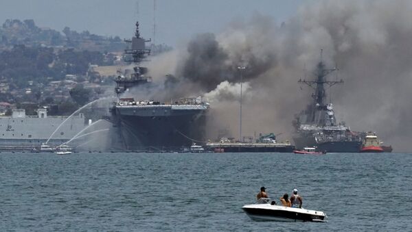 Incendio en el buque de asalto estadounidense USS Bonhomme Richard en la Base Naval de San Diego (California), el 12 de julio de 2020 - Sputnik Mundo