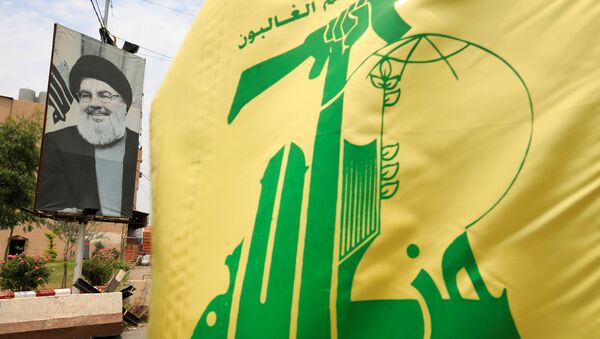 La bandera de Hizbulá  y el retrato de su líder, Hasán Nasralá - Sputnik Mundo