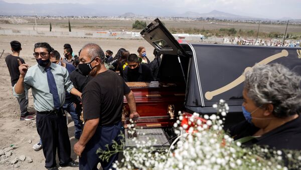 Funeral de uno de los fallecidos por COVID-19 en México - Sputnik Mundo