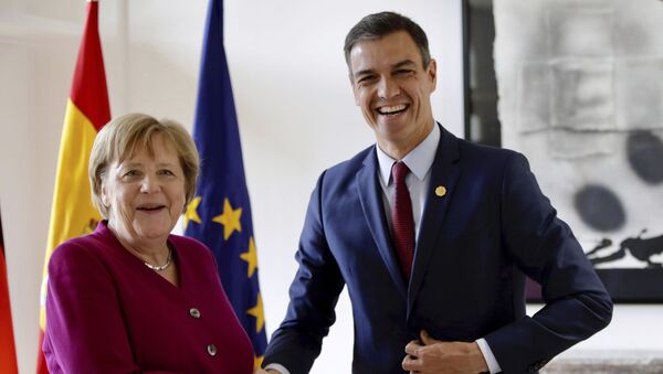 La canciller alemana, Angela Merkel, y el presidente del Gobierno español, Pedro Sánchez - Sputnik Mundo