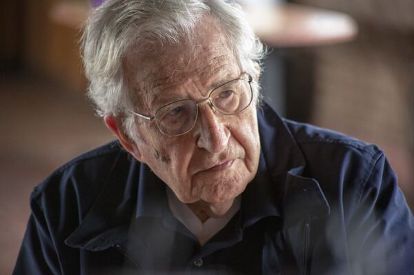 Noam Chomsky - Sputnik Mundo
