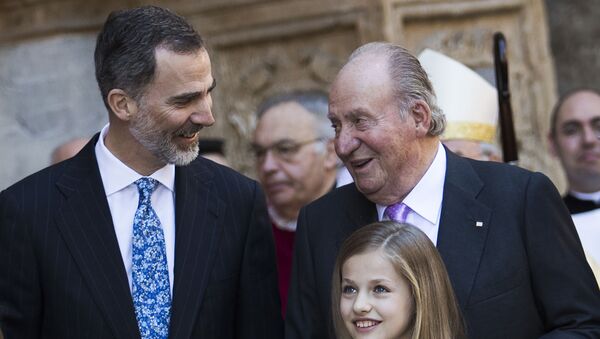 Juan Carlos I, rey emérito, junto a su hijo, Felipe VI, y una de las infantas - Sputnik Mundo