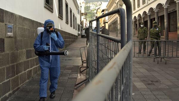 Un militar desinfectando las calles de Quito, Ecuador - Sputnik Mundo