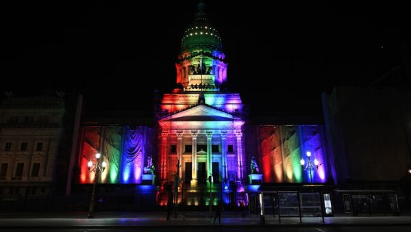 El Congreso de Argentina iluminado con los colores de la bandera LGBT - Sputnik Mundo