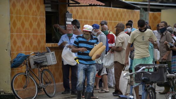 Personas haciendo cola para hacer la compra en San José de las Lajas, Cuba - Sputnik Mundo