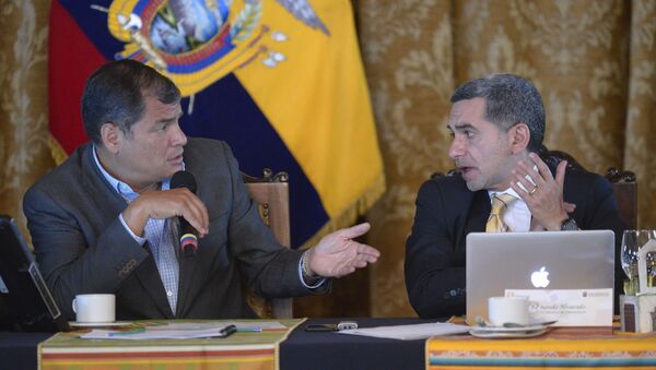 El expresidente de Ecuador, Rafael Correa, junto a su secretario nacional de Comunicación, Fernando Alvarado - Sputnik Mundo