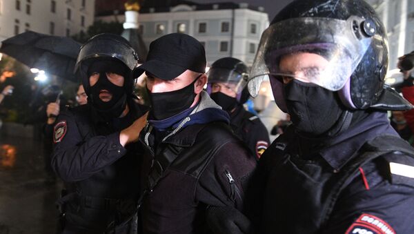 La Policía rusa durante una protesta en Moscú contra las enmiendas constitucionales - Sputnik Mundo