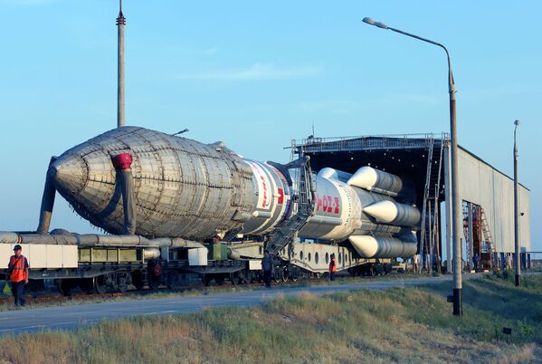 Вывоз ракеты Протон-М на стартовый комплекс Байконура - Sputnik Mundo