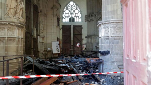 Las consecuencias del incendio en la catedral de Nantes, Francia - Sputnik Mundo