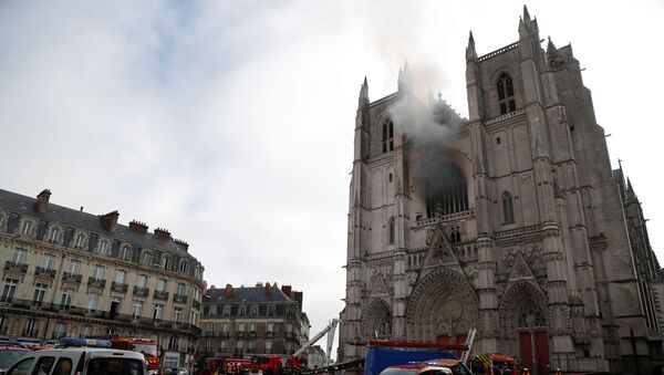 El incendio en la catedral de Nantes - Sputnik Mundo