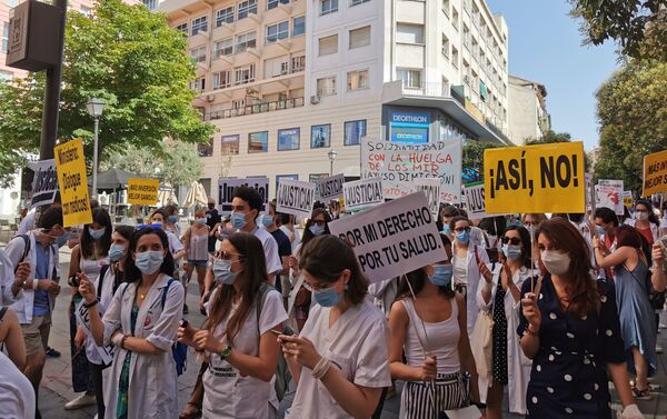 Manifestación de los residentes a su paso por la calle Fuencarral - Sputnik Mundo