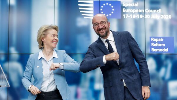 Ursula Von Der Leyen, presidenta de la Comisión Europea, y Charles Michel, presidente del Consejo Europeo, celebran la culminación de la cumbre de cuatro días del Consejo Europeo en Bruselas (Bélgica), el 21 de julio de 2020 - Sputnik Mundo