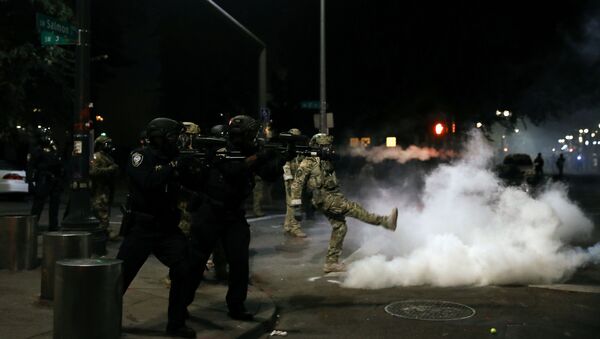 Policía de EEUU durante las protestas en Portland - Sputnik Mundo