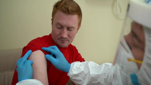 Aplicación de la vacuna contra COVID-19 a un voluntario en Rusia - Sputnik Mundo