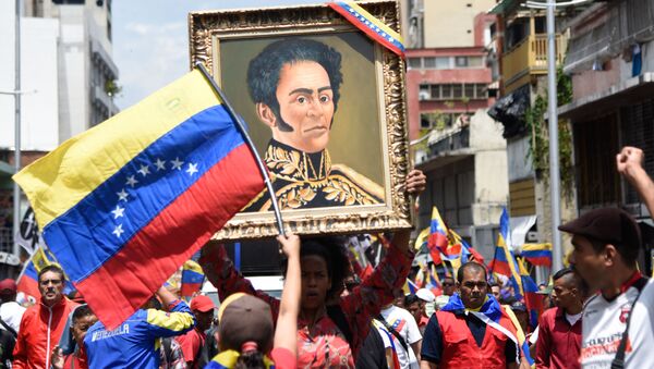 Un retrato de Simón Bolivar en una manifestación en Venezuela - Sputnik Mundo