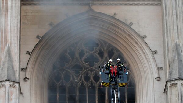 El incendio en la catedral de Nantes - Sputnik Mundo