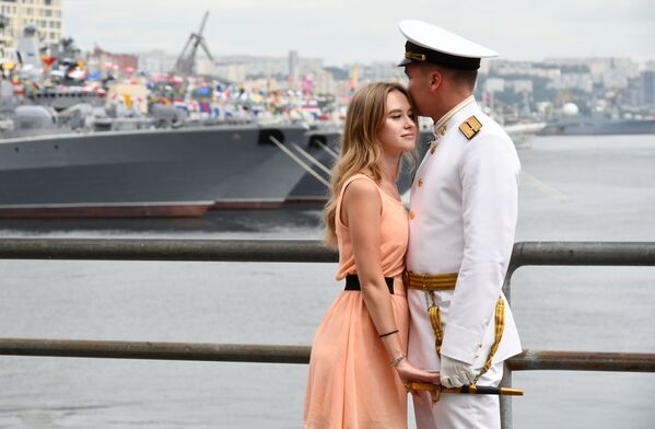 Пара на параде в честь Дня Военно-морского флота во Владивостоке - Sputnik Mundo