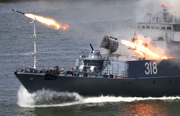 Малый противолодочный корабль «Алексин» во время празднования Дня Военно-морского флота в Балтийске  - Sputnik Mundo