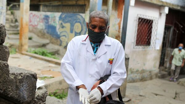 Un doctor en Las Mayas, Caracas - Sputnik Mundo