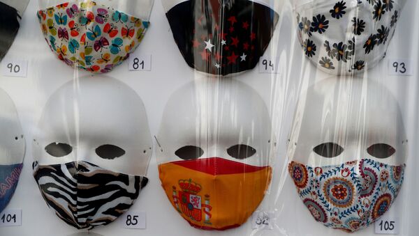 Mascarillas a la venta en una tienda en Madrid - Sputnik Mundo