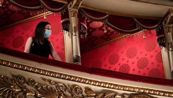 Una chica con mascrilla durante una ópera de Milán, Italia - Sputnik Mundo