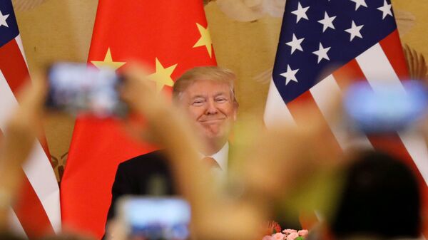 Donald Trump, presidente de EEUU, con unas banderas de China y EEUU en el fondo - Sputnik Mundo