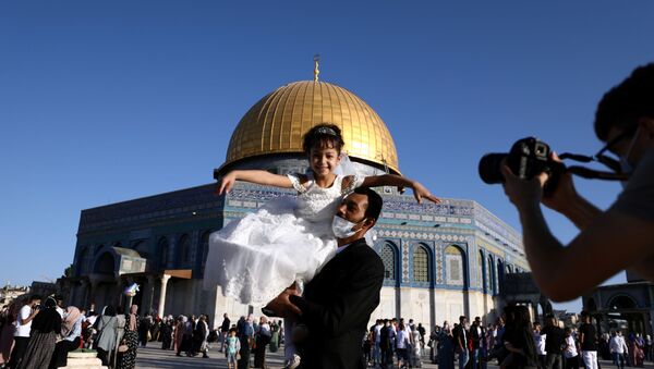 Musulmanes palestinos festejan la Celebración del Sacrificio en la explanada de las mezquitas - Sputnik Mundo
