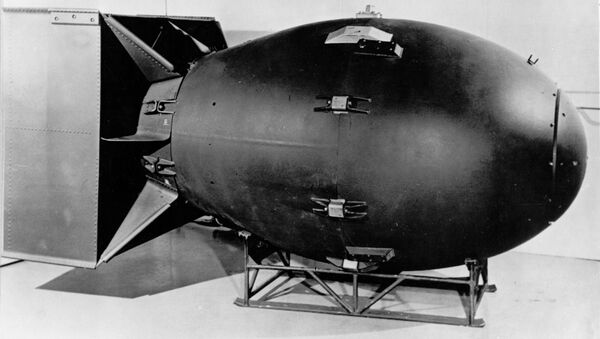 Una bomba nuclear estadounidense tipo 'Fat Man', que se utilizó en el bombardeo de Nagasaki - Sputnik Mundo