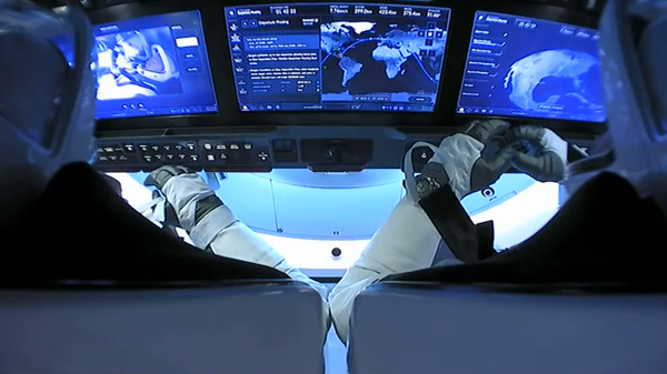  El interior de la nave tripulada Crew Dragon de SpaceX, durante su viaje de vuelta a la Tierra  - Sputnik Mundo