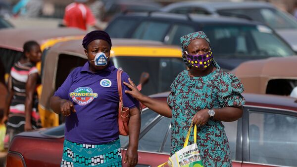 Dos mujeres con mascarilla en Abuya, Nigeria  - Sputnik Mundo