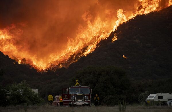 Miles de personas evacuadas: impactantes imágenes de incendios forestales en California - Sputnik Mundo