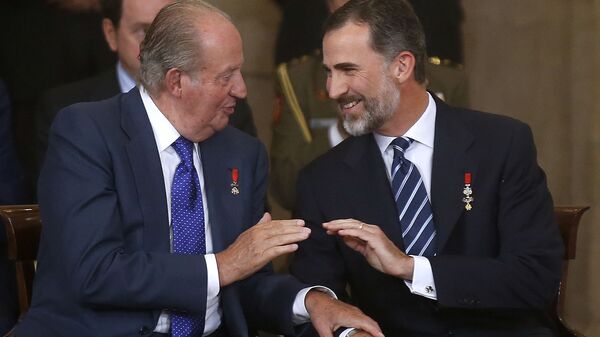 El rey Felipe VI junto al rey emérito Juan Carlos I - Sputnik Mundo