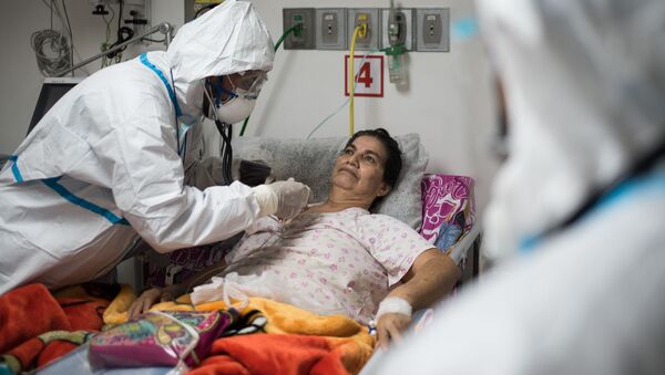 Médicos cubanos y venezolanos chequean a Olivia Ortiz, quien está próxima a dejar el área de cuidados intensivos - Sputnik Mundo