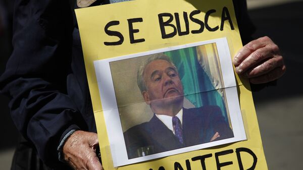 Una persona con la foto de Gonzalo Sánchez de Lozada, el expresidente boliviano (2002-2003)  - Sputnik Mundo