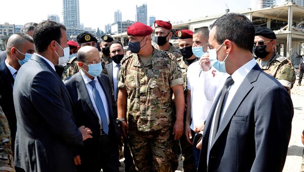 Michel Aoun, presidente del Líbano (seg. izq.), durante su visita del puerto en Beirut donde se produjo la explosión - Sputnik Mundo