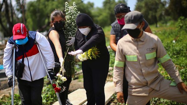 Un funeral de una mujer fallecida por coronavirus en Ciudad de México - Sputnik Mundo