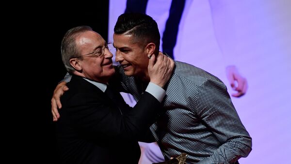 Florentino Pérez, presidente de Real Madrid, y Cristiano Ronaldo - Sputnik Mundo
