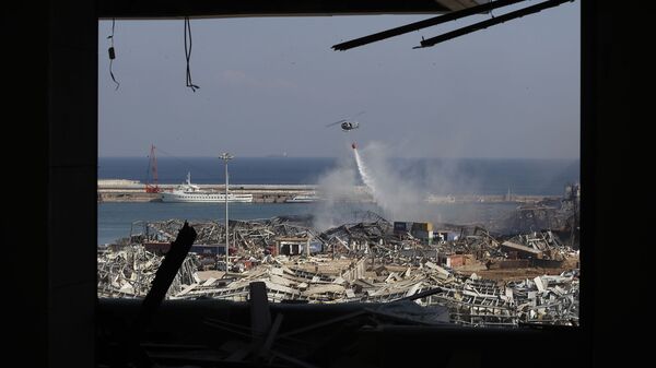 Un helicóptero del ejército libanés visto a través de un apartamento dañado tras la explosión en el puerto de Beirut - Sputnik Mundo