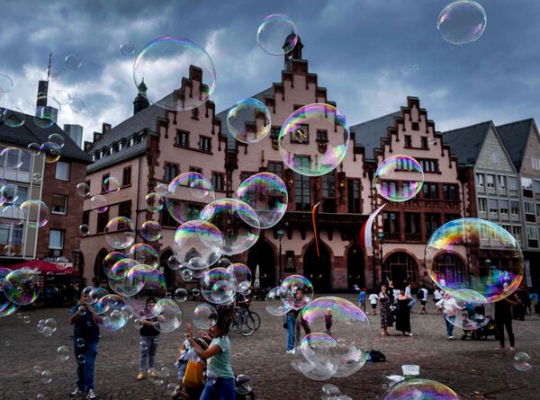 Мыльные пузыри на площади Франкфурта, Германия  - Sputnik Mundo