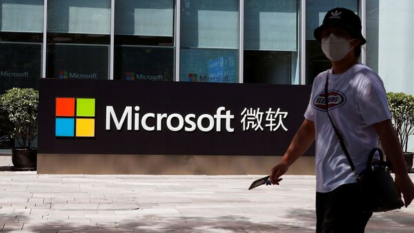 Una persona pasa junto a un logo de Microsoft en la oficina de Microsoft en Pekín - Sputnik Mundo