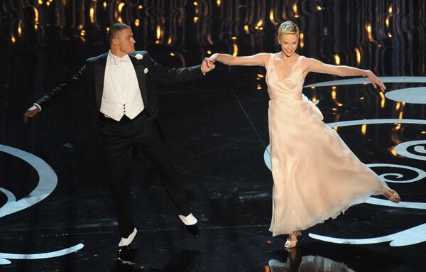 Шарлиз Терон и Ченнинг Татум во время выступления на 85-й церемонии вручения премии Оскар - Sputnik Mundo